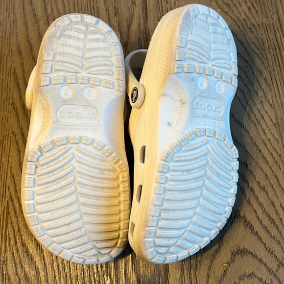 White Unisex CROCS women’s size 7. Men’s size 5 - Picture 9 of 9